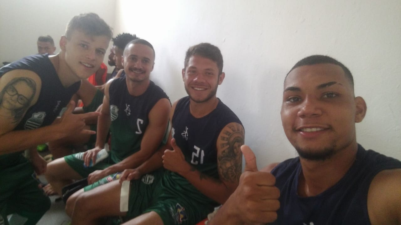 João Vitor, Marcelinho, Edson Junior e Gabriel Bileu no vestiário do Estádio Taquarão (Foto: Divulgação)